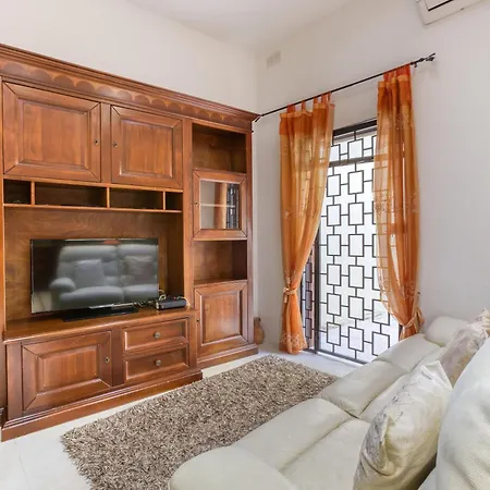 Spacious 4br With Wine Cellar In By 360 Estates Nyaraló