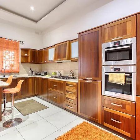Spacious 4br With Wine Cellar In By 360 Estates Nyaraló *